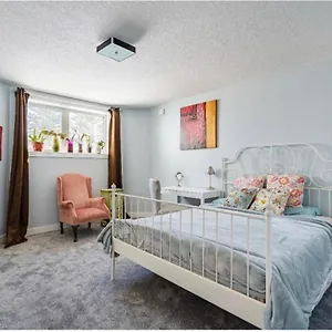 Guest house Elegant Garden Suite&2mins Bus Station Close Lrt& Free Parking, Calgary