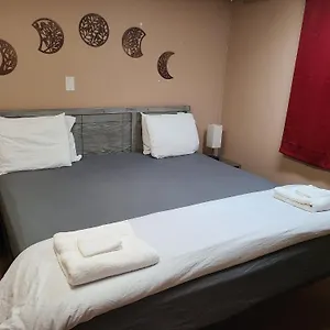 Guest house Cozy With Comfortable Beds And Fully Equipped Kitchen 15 Mins Drive From Airport, Downtown, Sait And U Of C And 80 Min Drive To Banff, Calgary