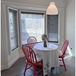 Guest house Gorgeous House&30 Second Bus Station Close C-train& Free Parking, Calgary